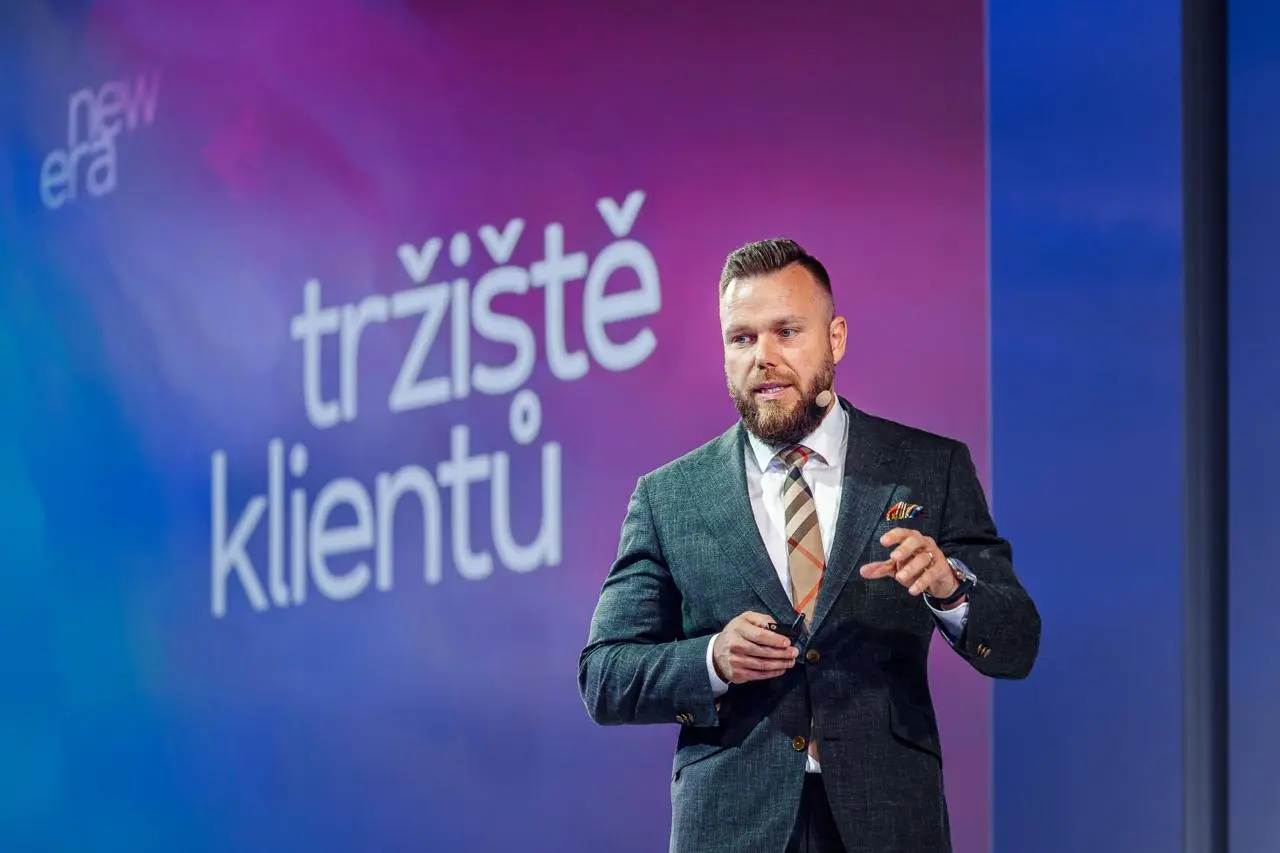 Tomáš Hudeček na pódiu — prezentace