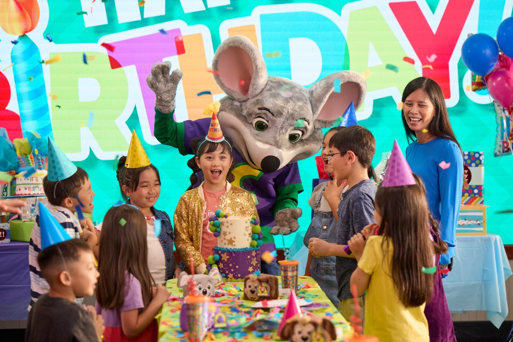 Fiesta de cumpleaños con Chuck E. Cheese y la familia