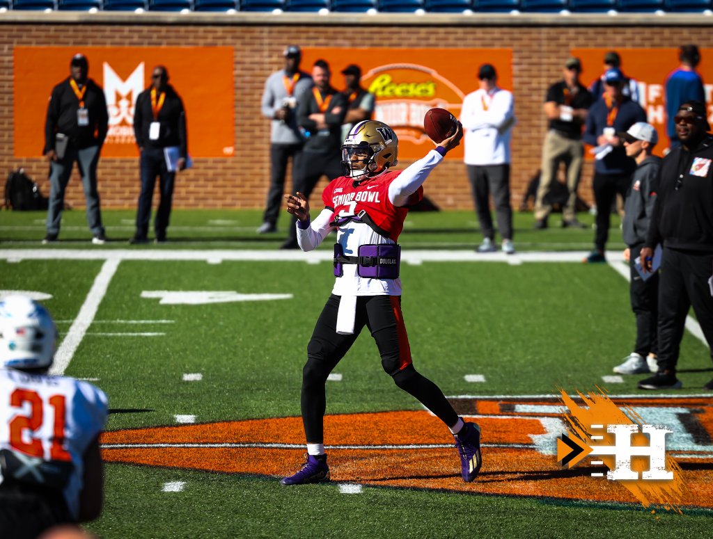 Senior Bowl — Washington QB drops back in the pocket
