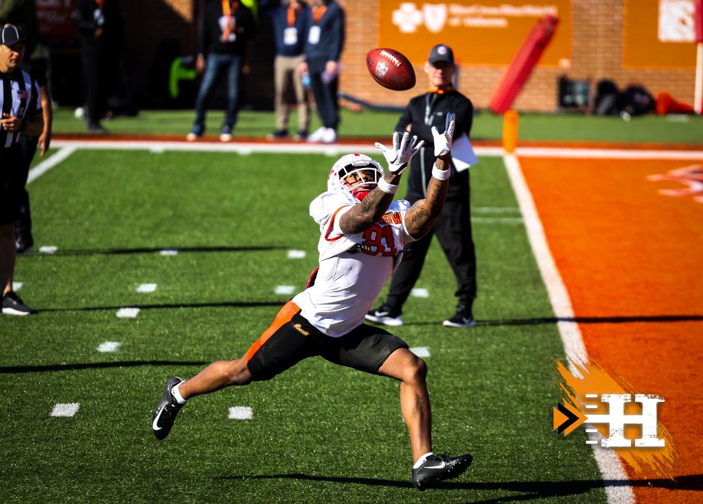 Senior Bowl — WR fully extended on the sideline