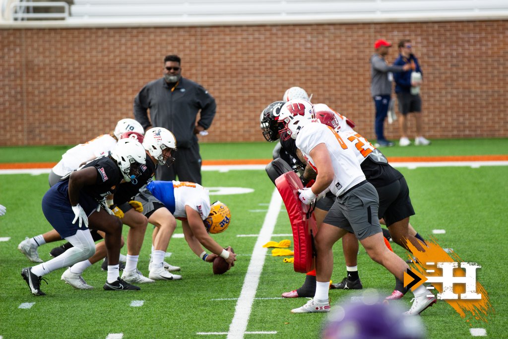 Senior Bowl — Ferguson #84 Wisconsin TE leaps for the ball