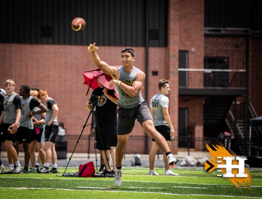 Elite 11 — QB delivers a pass on the run