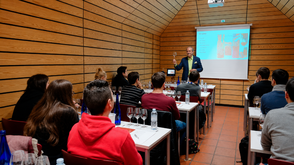 Alumnos disfrutando del curso de cata de vinos