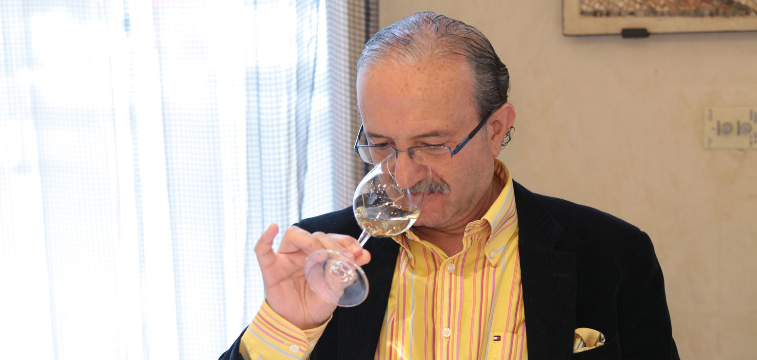 Jesús Flores Téllez catando un vino