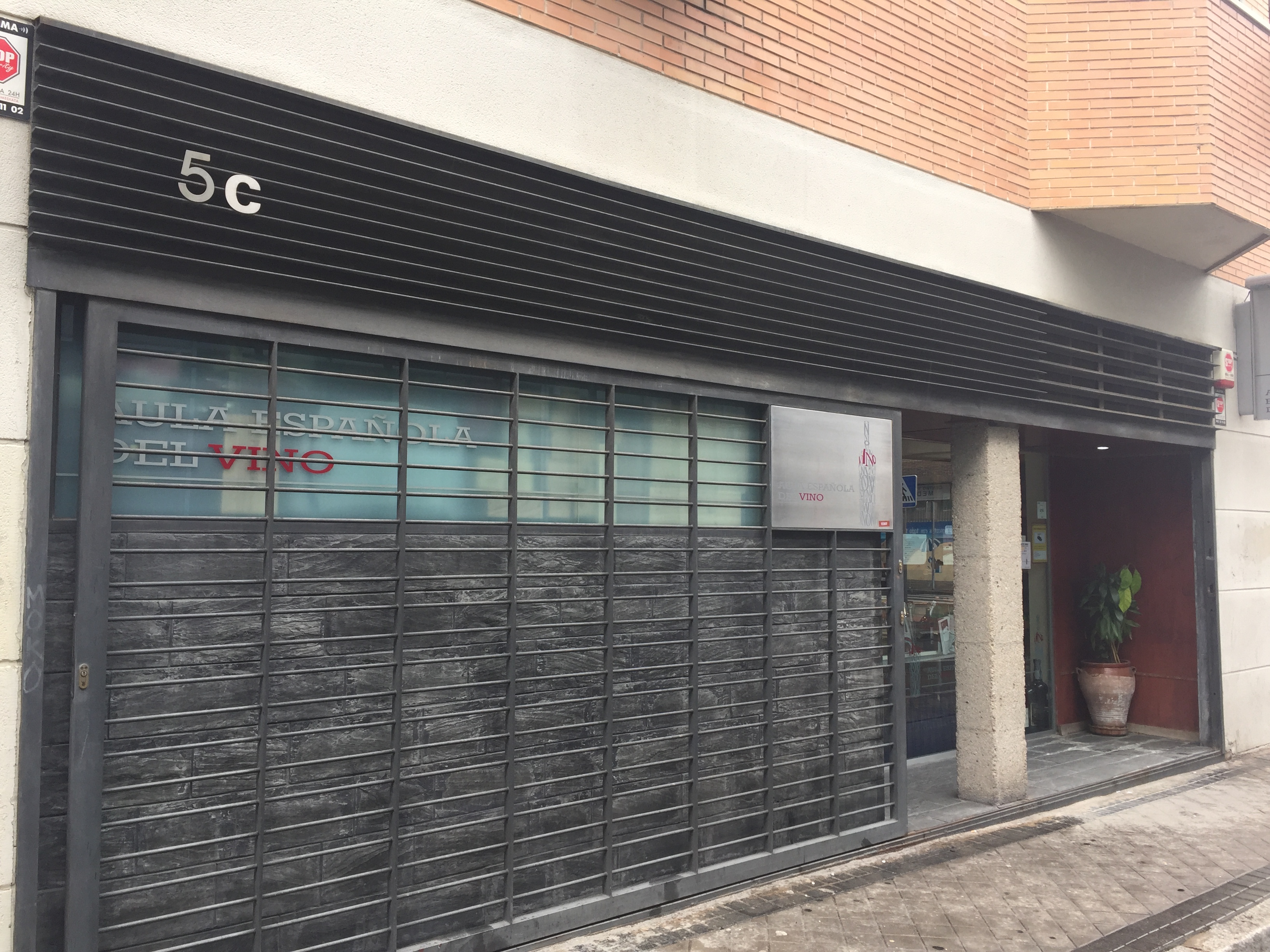 Fachada del Aula Española del Vino en la Calle Simancas 5-C, Madrid