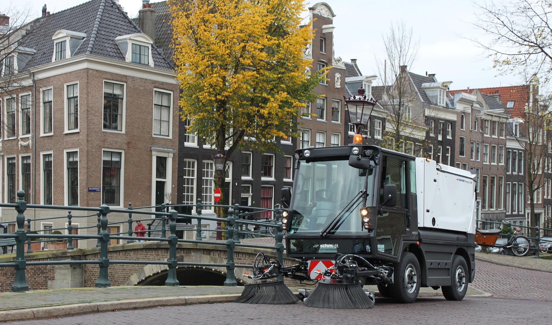 Schmidt reinigingsmachine in Hollandse binnenstad