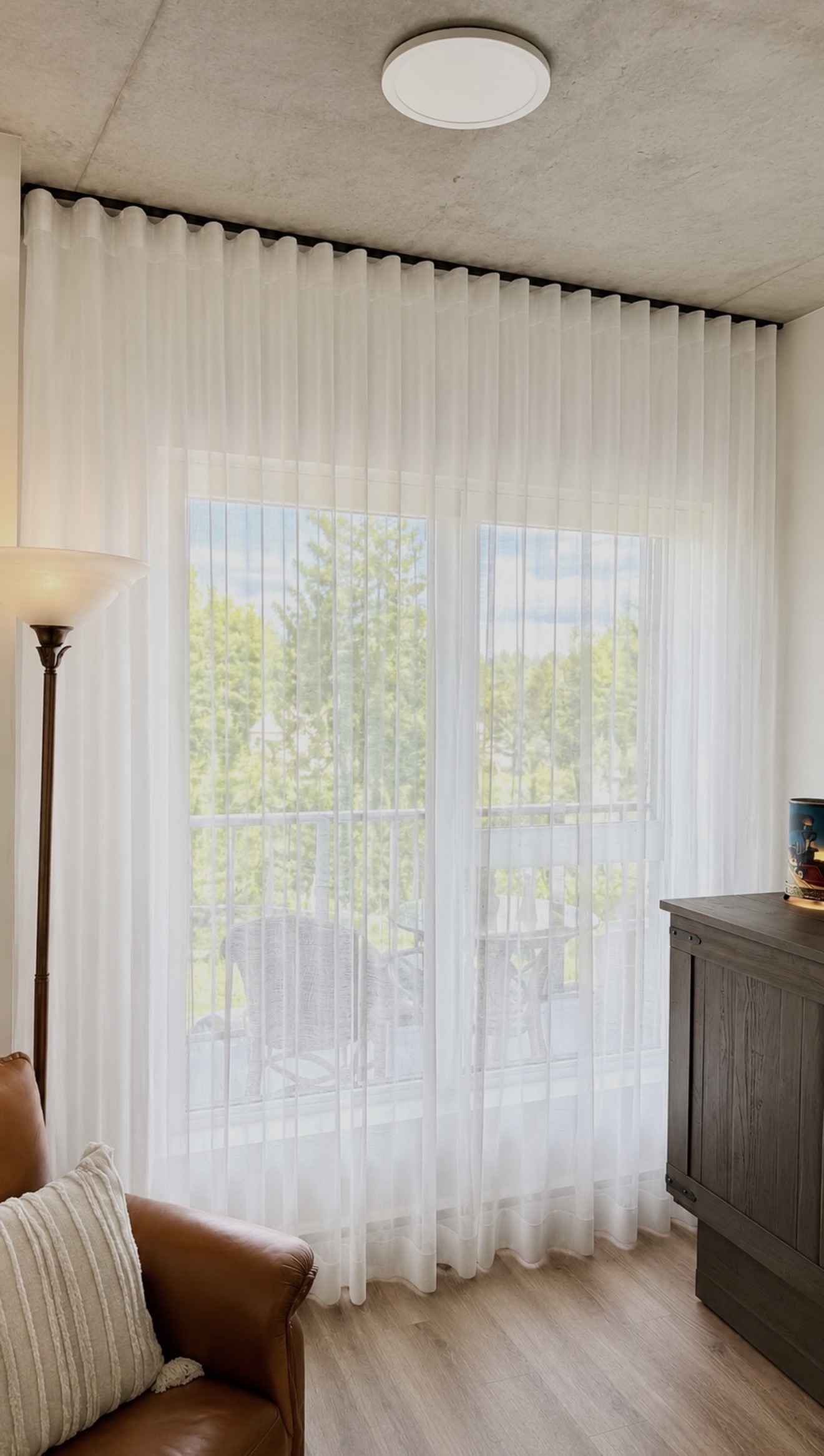 Voilage blanc sur rail noir (Ripple Fold)