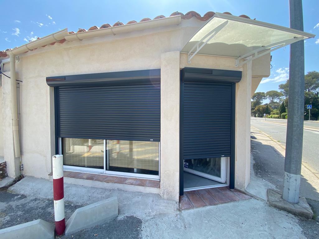 Carport aluminium – Cour pavée