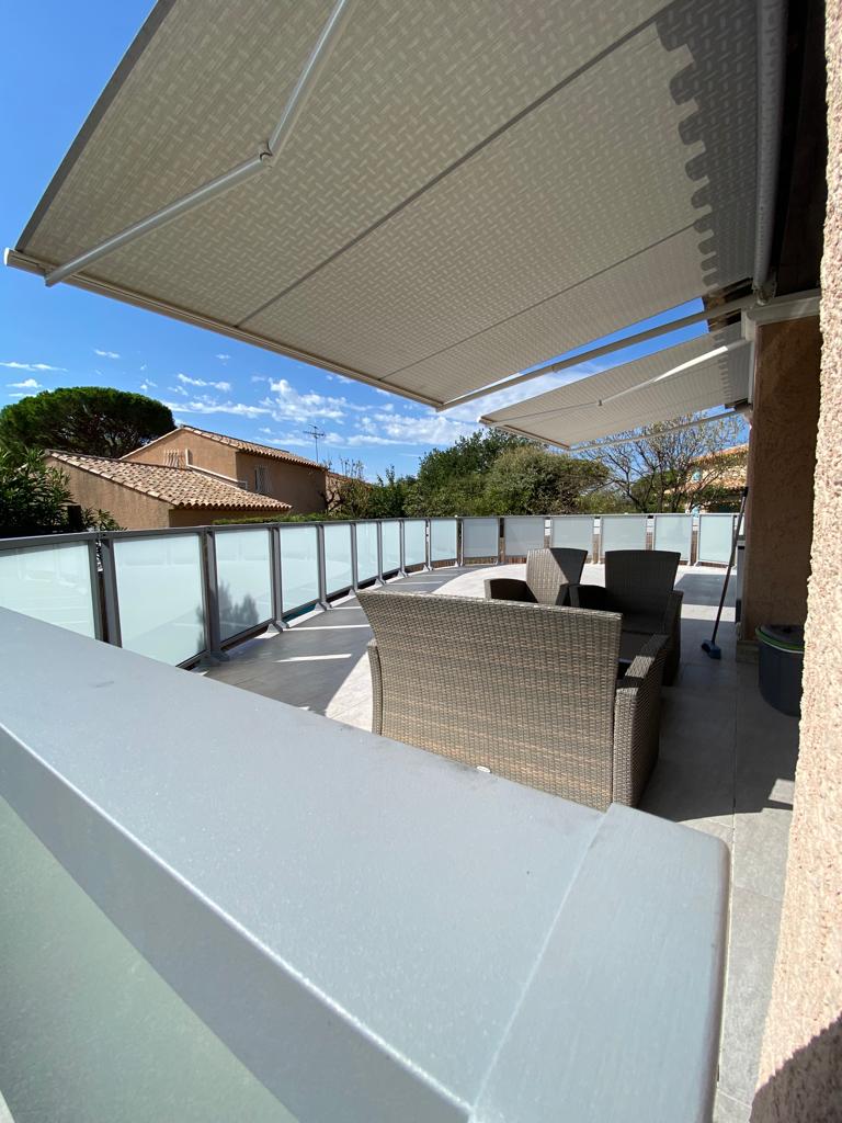 Pergola bioclimatique – Vue depuis l'extérieur