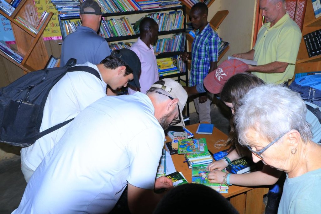 Volunteers organizing books at Sinapi