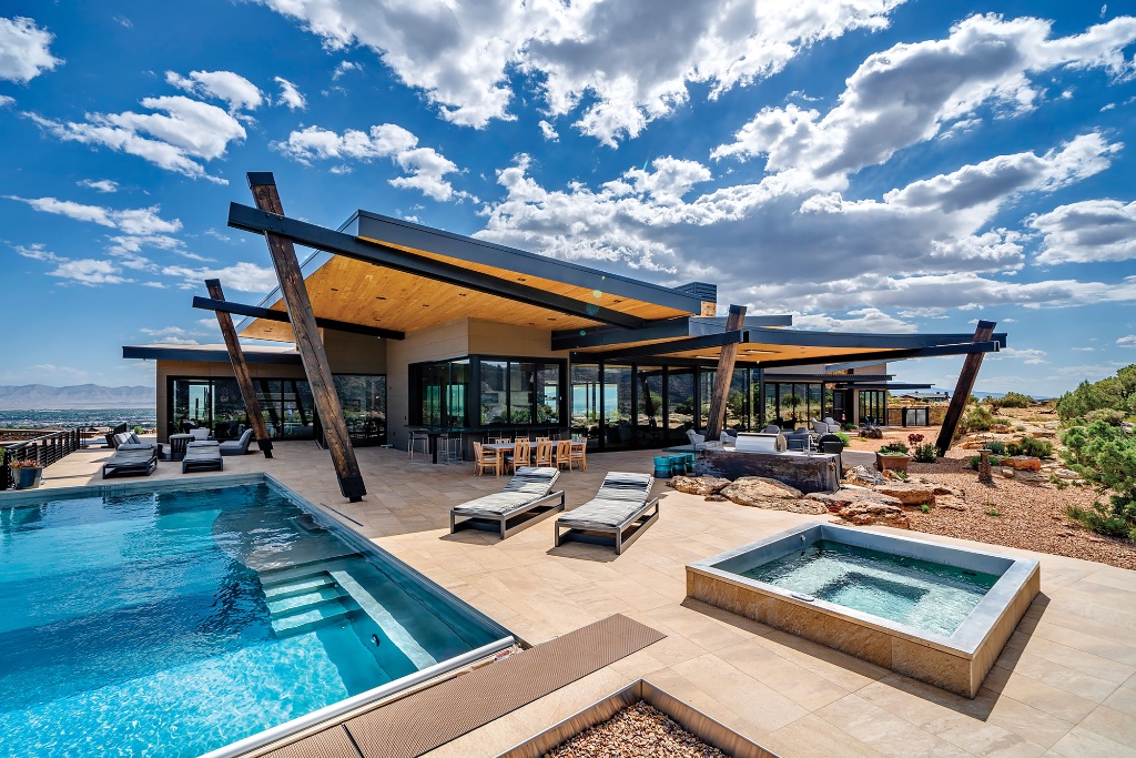 Infinity Pool & Patio