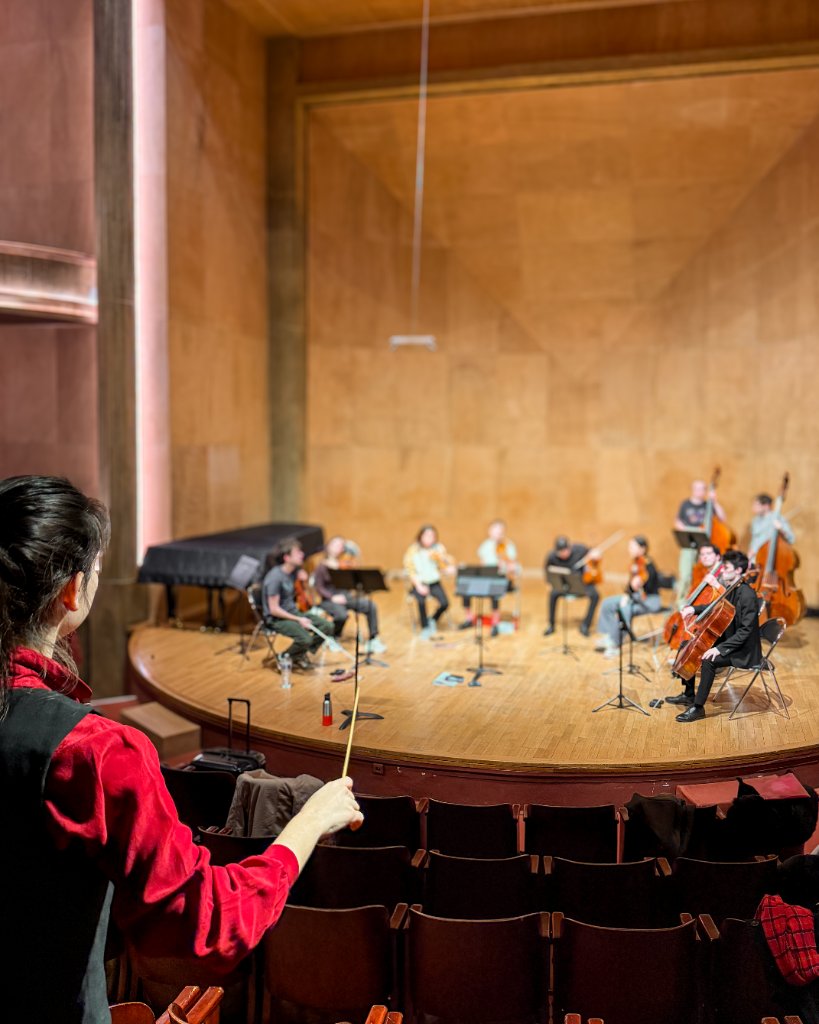 Héloïse Houzé dirigeant l'Ensemble Talismans