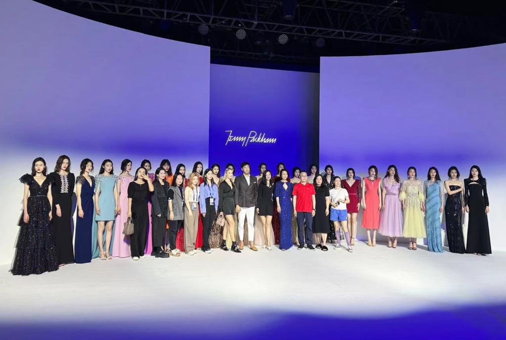 护航集团与中国青年国际发展计划参与凯特王妃御用高级定制品牌Jenny Packham引进