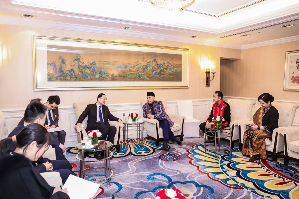 护航集团与中国外交部副部长孙卫东、中联部副部长孙海燕应邀出席活动，并与印度尼西亚驻华大使周浩黎举行会晤
