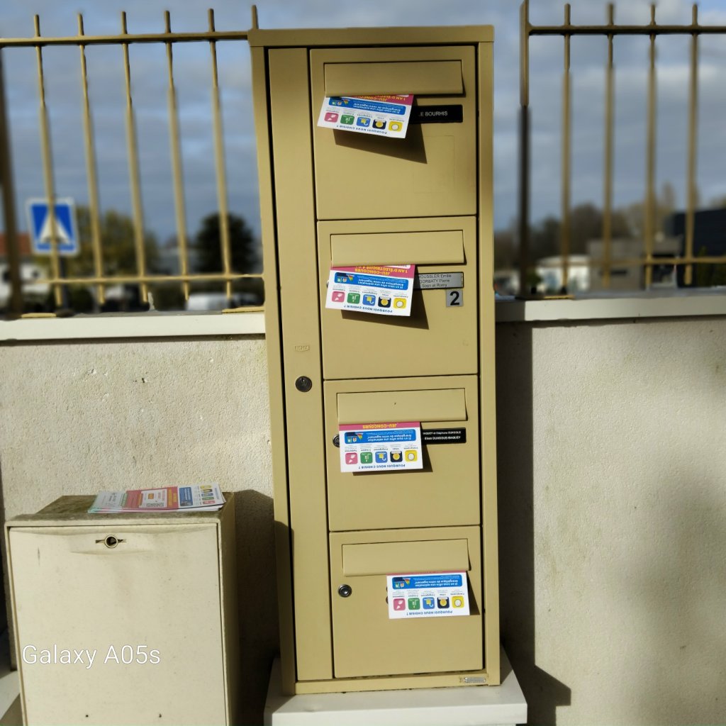 Distribution BAL — boîtes aux lettres collectives avec flyers
