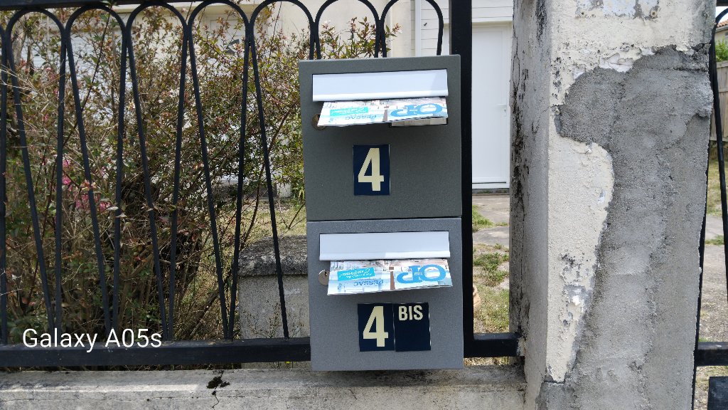 Distribution BAL — boîte aux lettres avec flyers