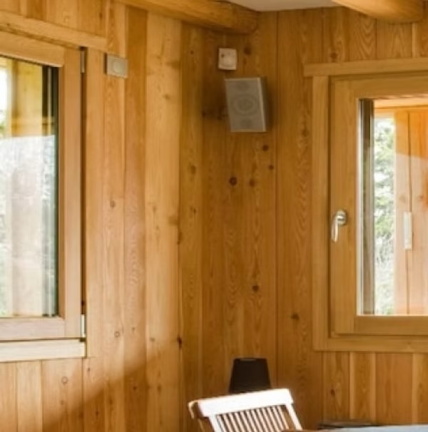 Intérieur en bois avec fenêtres en bois naturel