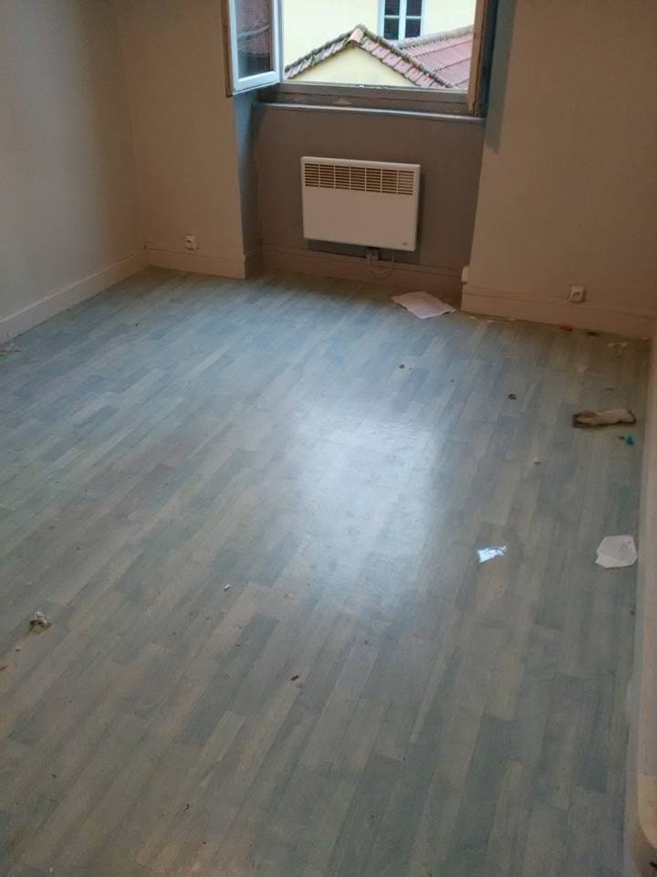 Remise en état sol PVC d'appartement - Avant