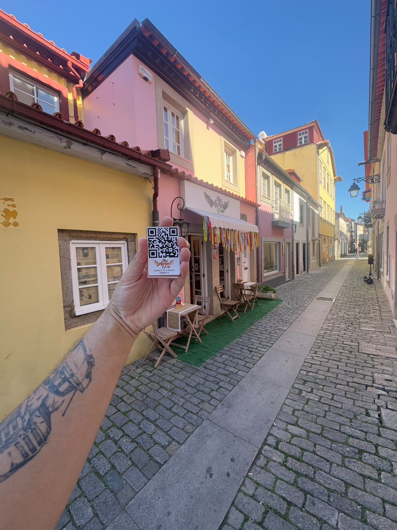 Rua histórica com cartão de QR code de restaurante