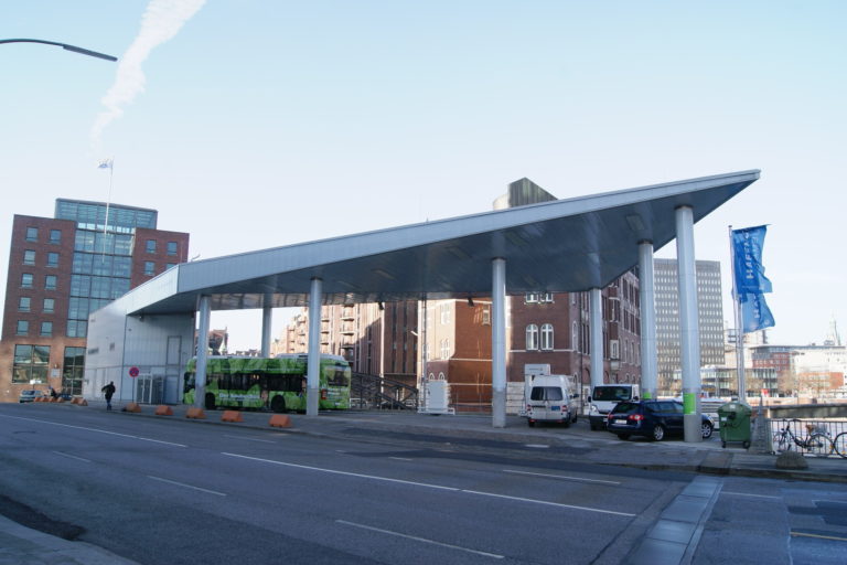 Wasserstoffstation Hafencity Hamburg: Wände und Unterdecke aus Polycarbonat-Lichtplatten, Säulenverkleidung aus gerundeten PVC-Platten