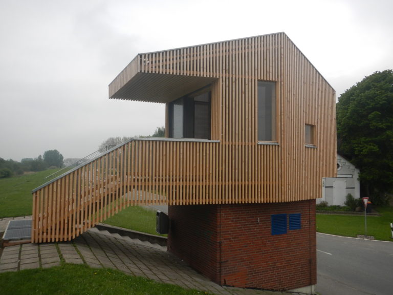 Projekt Deichbude: Stahlbau mit holzbeplankten Fassadenelementen und Isodach
