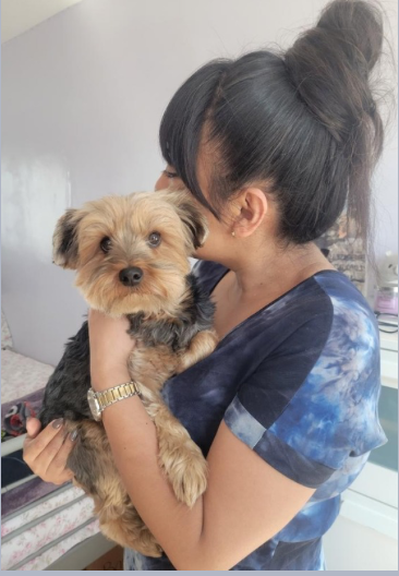 Carolina Plata con su perro