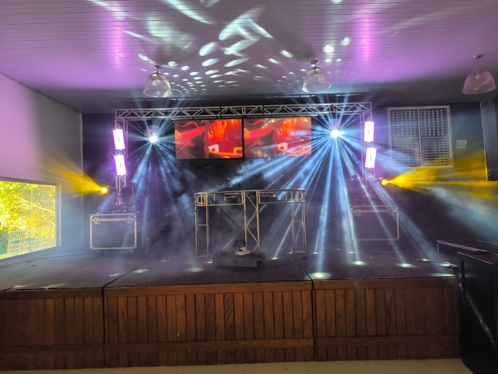 Iluminação cênica com moving heads e painel LED