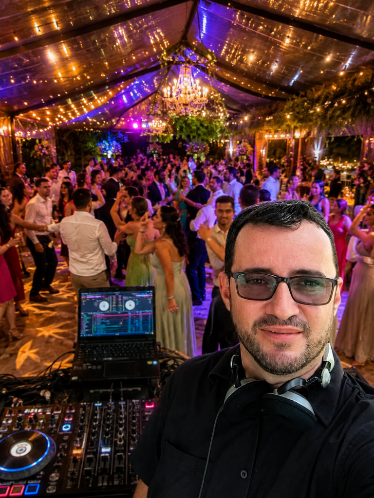 DJ Vagner performing