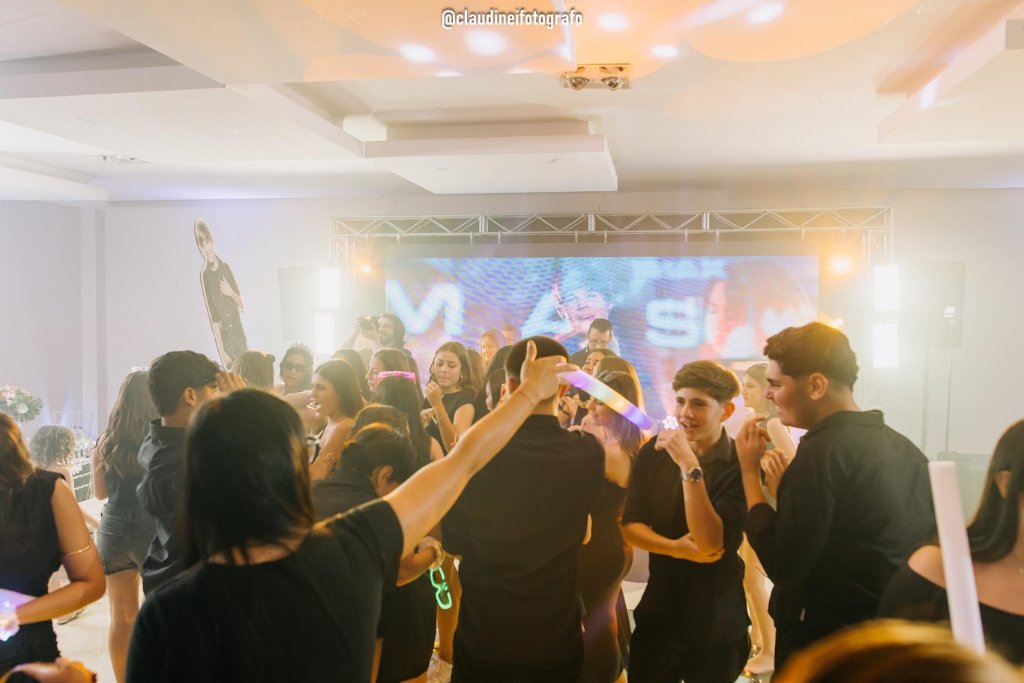 Setup profissional DJ Vagner com TVs e moving heads