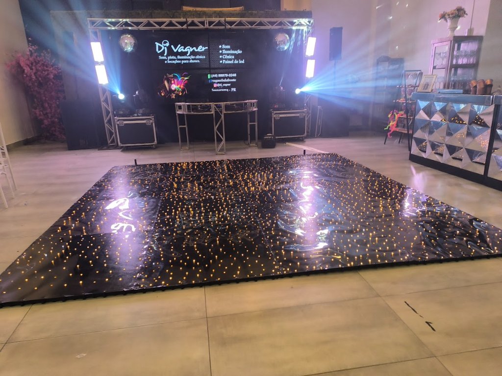 Pista Piso Paris com painel LED ao fundo