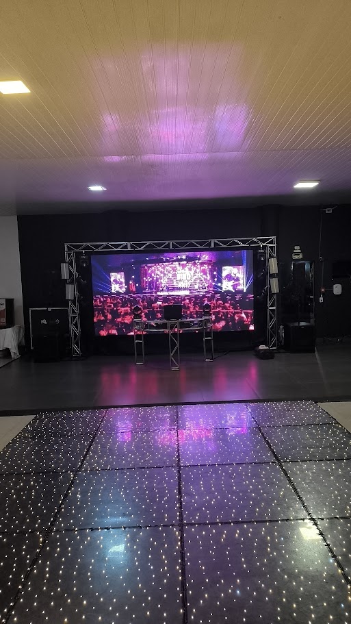 Salão com pista LED e painel iluminado