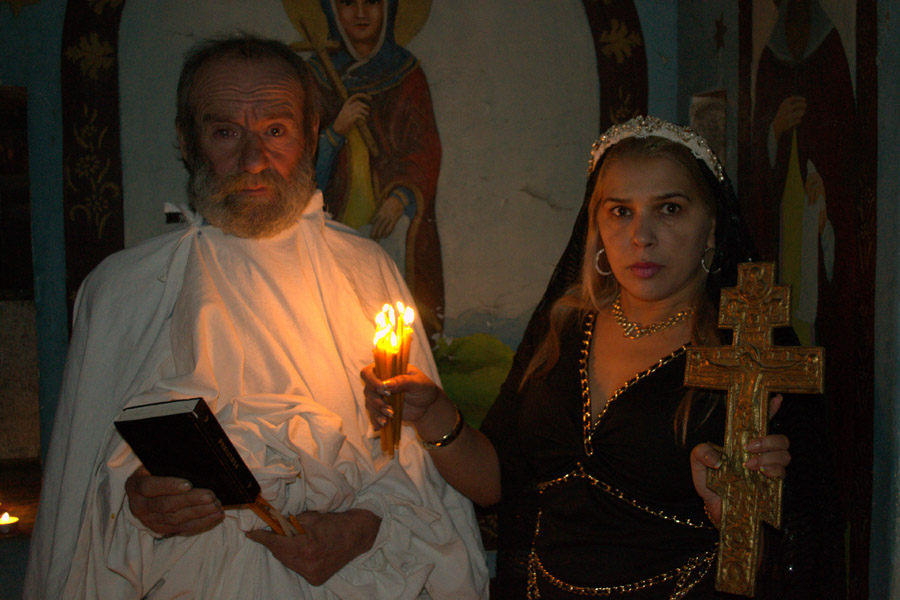 Mama Elena și preot - ritual cu lumânări și cruce