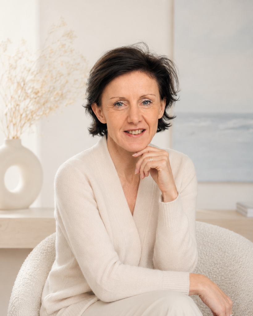 Mathilde Letierce dans un intérieur lumineux et minimaliste — espace d'écoute et de clarté en coaching