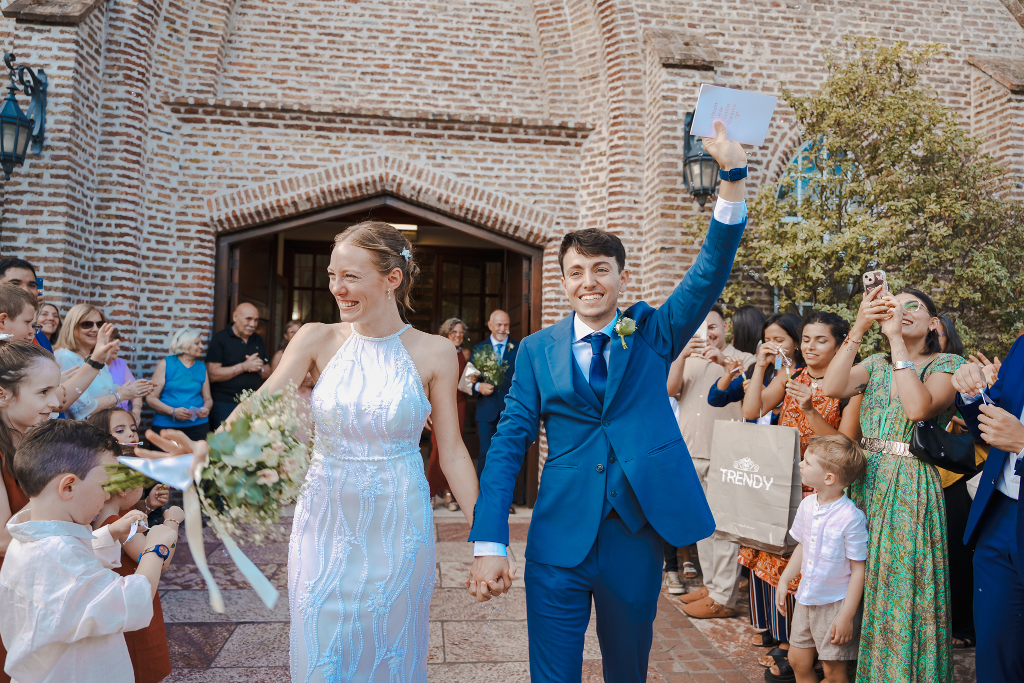Los novios bailando durante la fiesta