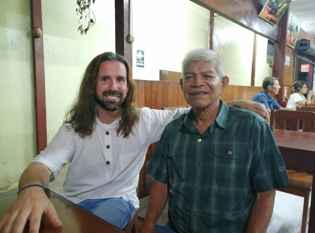 Facilitadores de retiros espirituales de San Pedro con maestro curandero tradicional