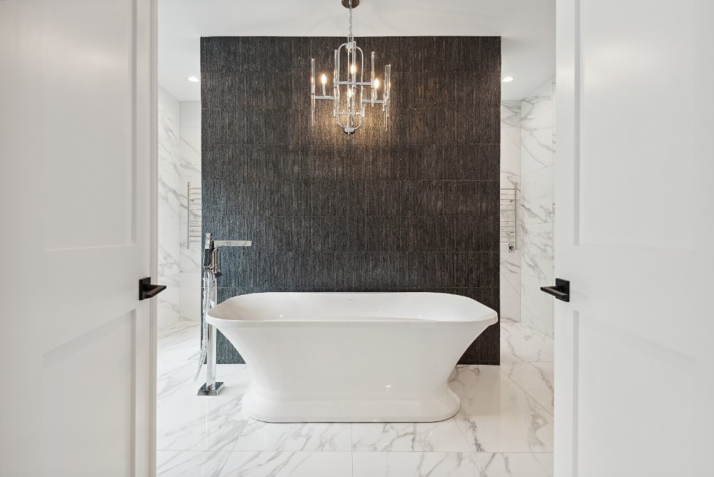 Dramatic Master Bath — Redwood Dr
