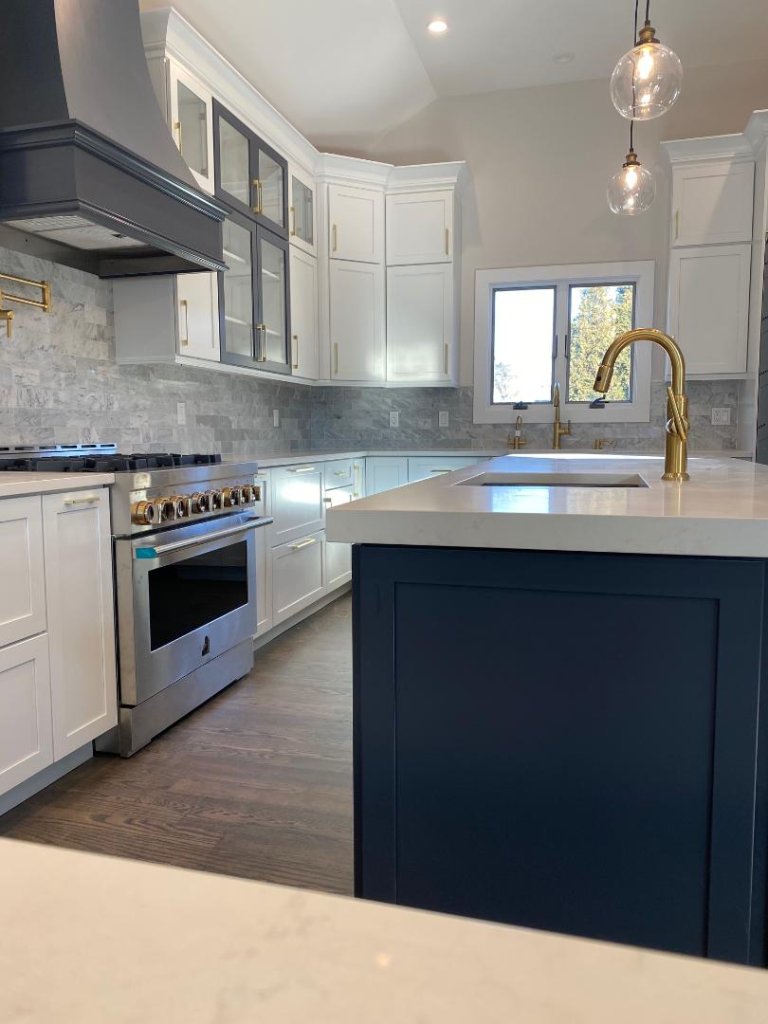 Navy Blue Island Kitchen with Brass Fixtures – Lloyd Harbor, NY | Style Kitchen & Bath