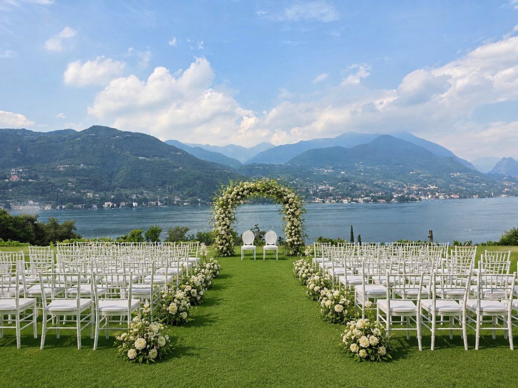 Hochzeit Gardasee – Traualtar mit Blumenbogen direkt am Seeufer, Panoramablick
