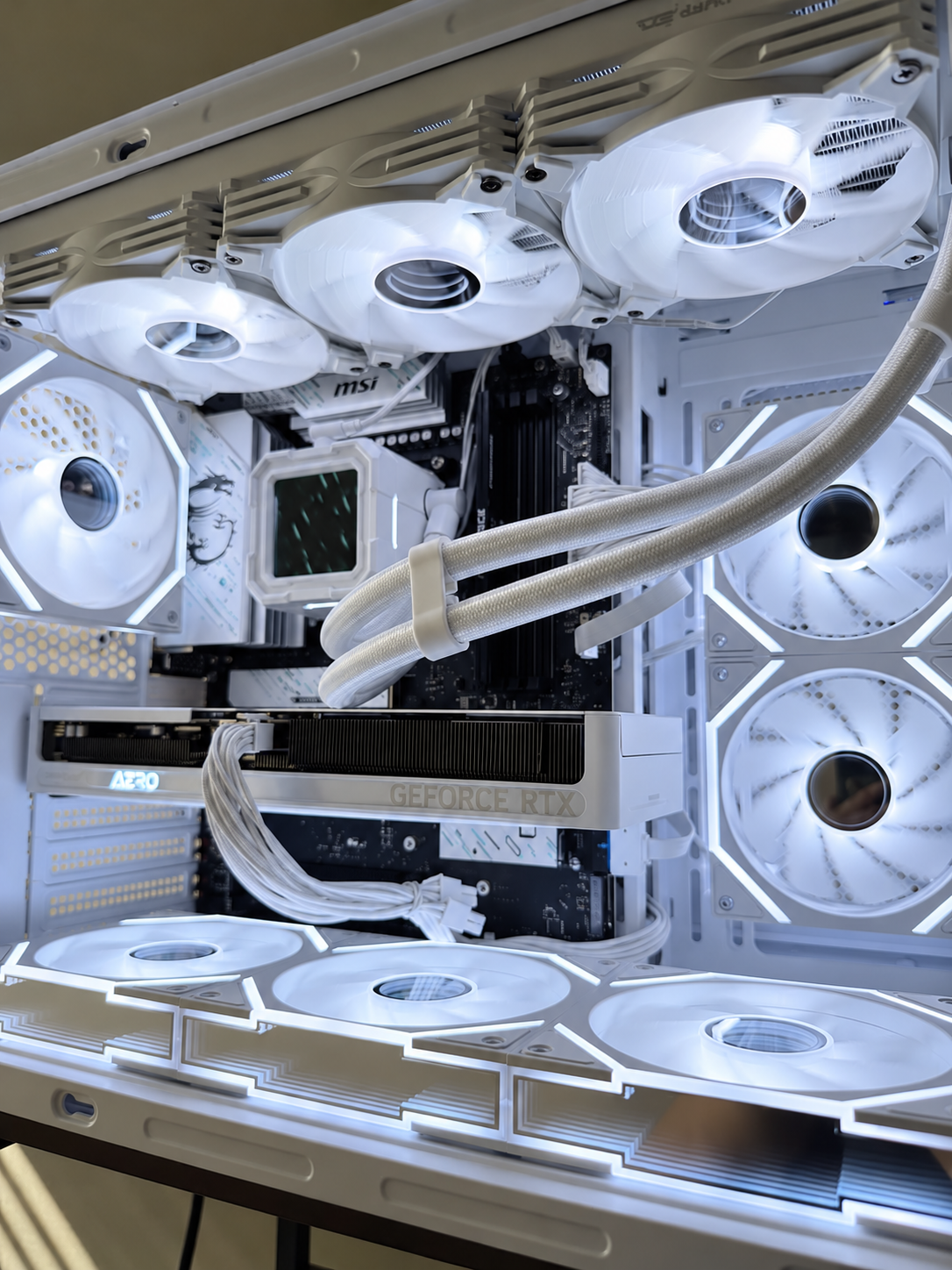 Enlin's white gaming PC with cool-white illuminated fans, white GeForce RTX graphics card and liquid cooling