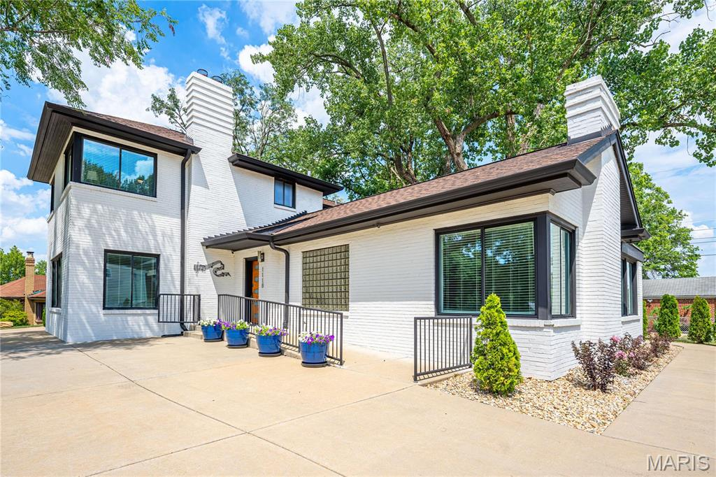 1118 S Laclede Station Rd