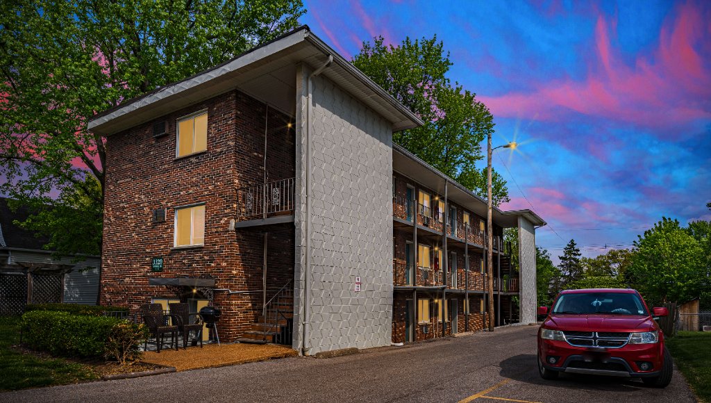 3320 Greenwood Blvd — Maplewood, MO