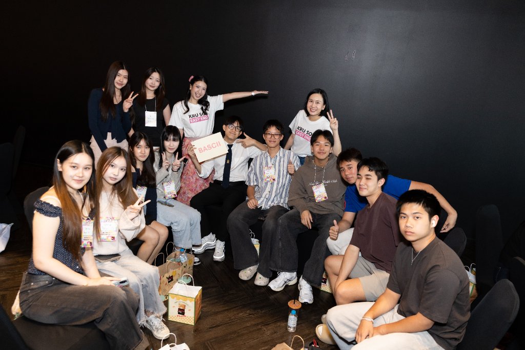 กลุ่มนักเรียนคอร์ส BAScii กับครูสร้อย