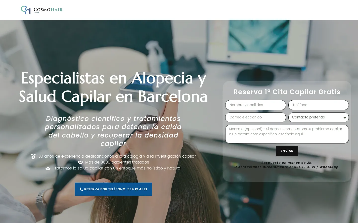 The “Especialistas en Alopecia y Salud Capilar en Barcelona” page on the CosmoHair site, with the appointment form
