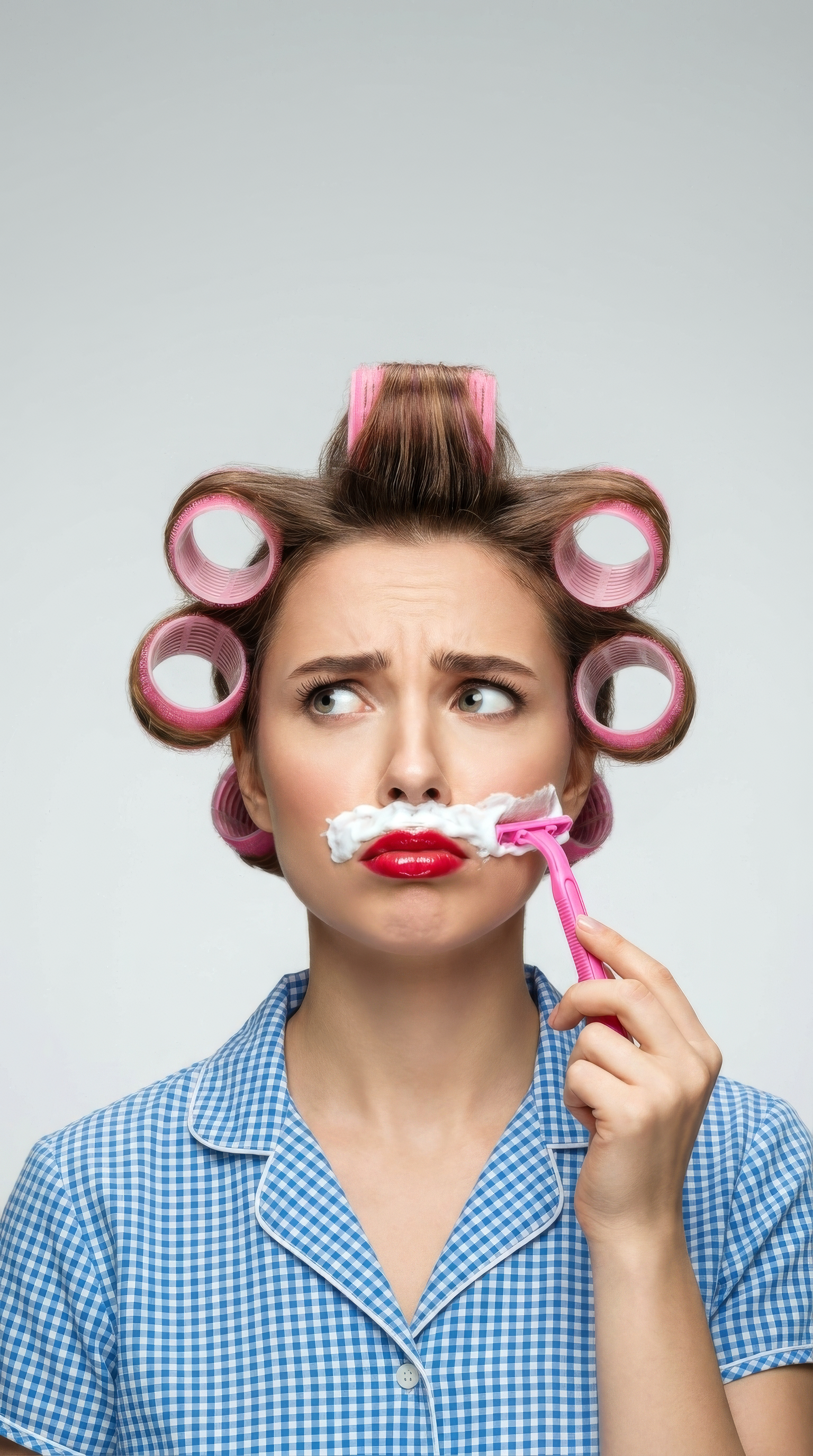 Frau rasiert Damenbart – Novalux Testerinnen-Kampagne