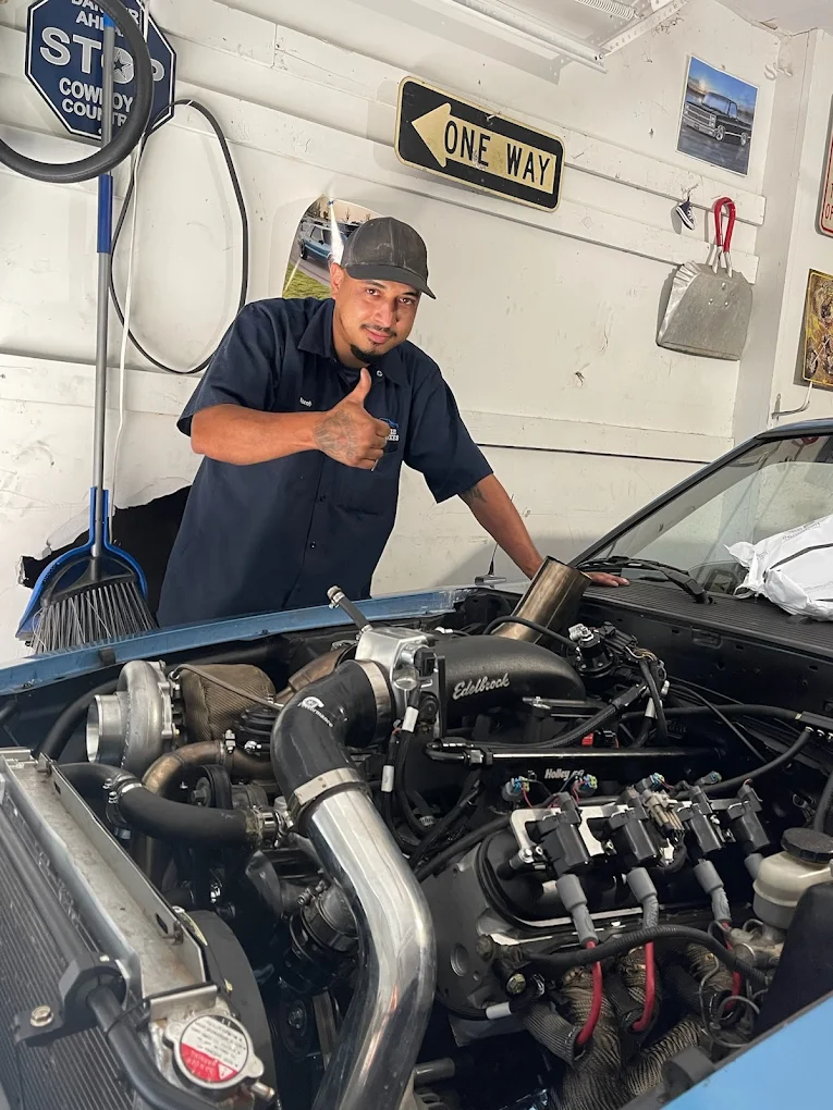 DFW Mobile Mechanic Pros mechanic giving thumbs up over engine