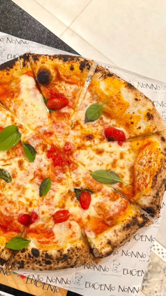 Convidados se servindo no buffet de pizza Nonno Eugenio