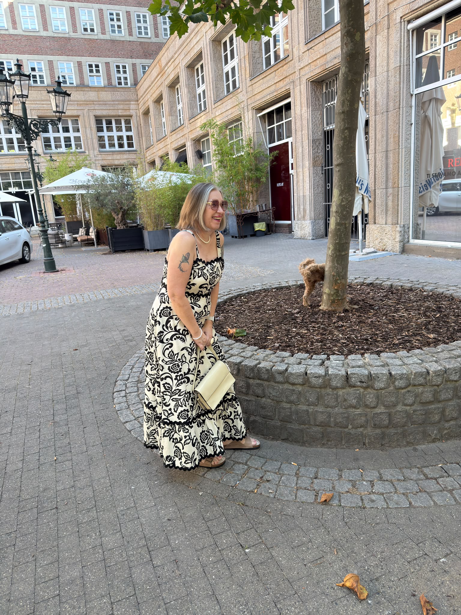 Christiane im floralen Maxikleid auf einem Düsseldorfer Platz – Best Ager Mode und Stil