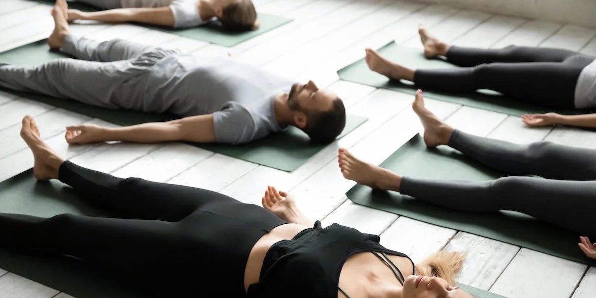 Entspannungsübung in der Gruppe bei Maison Zen Düsseldorf