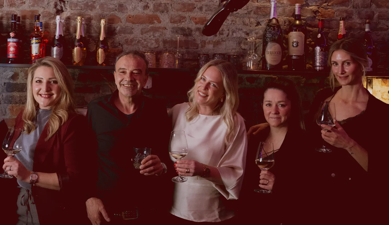 Gäste und Team von Amici e Vino in gemütlicher Atmosphäre