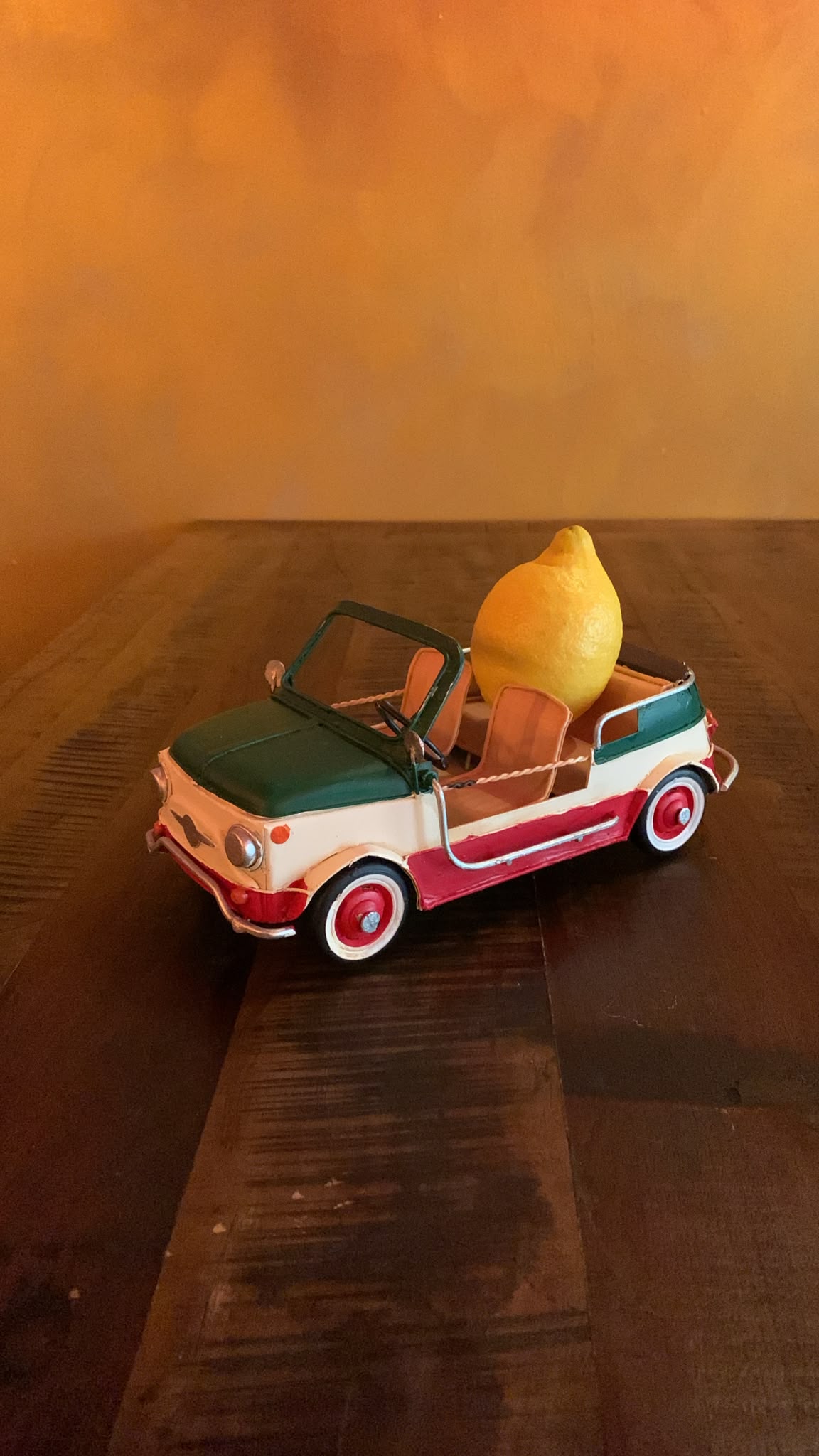 Fashion Queen Hagen – Zitrone im Fiat-500-Modell als Blickfang im Amici e Vino | Lemon Times